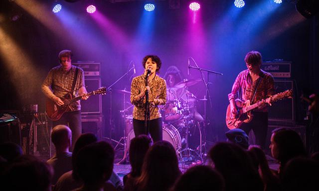Banda de música indie actuando en una sala de conciertos de Benidorm