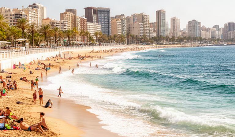 Playa de Levante de Benidorm con bañistas, paseo marítimo y oleaje moderado